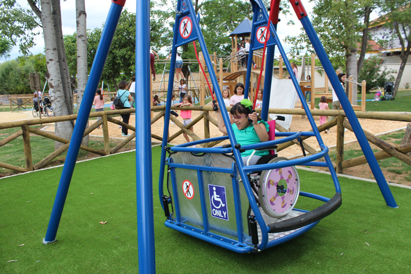 El Parque Municipal estreno un nuevo columpio adaptado para sillas de ruedas